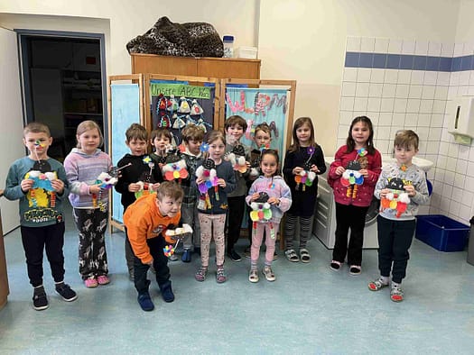 Faschingsbasteln mit den Kindergartenkindern