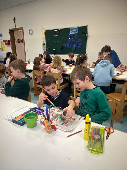 Faschingsbasteln mit den Kindergartenkindern