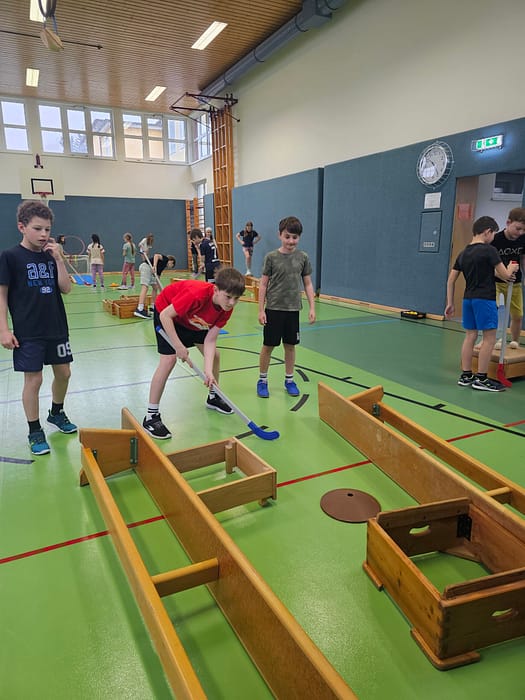 Minigolf-Stationen im Turnsaal